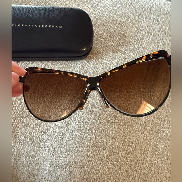 Victoria Beckham Dark Green Cat-Eye Sunglasses - Picture 3 of 11